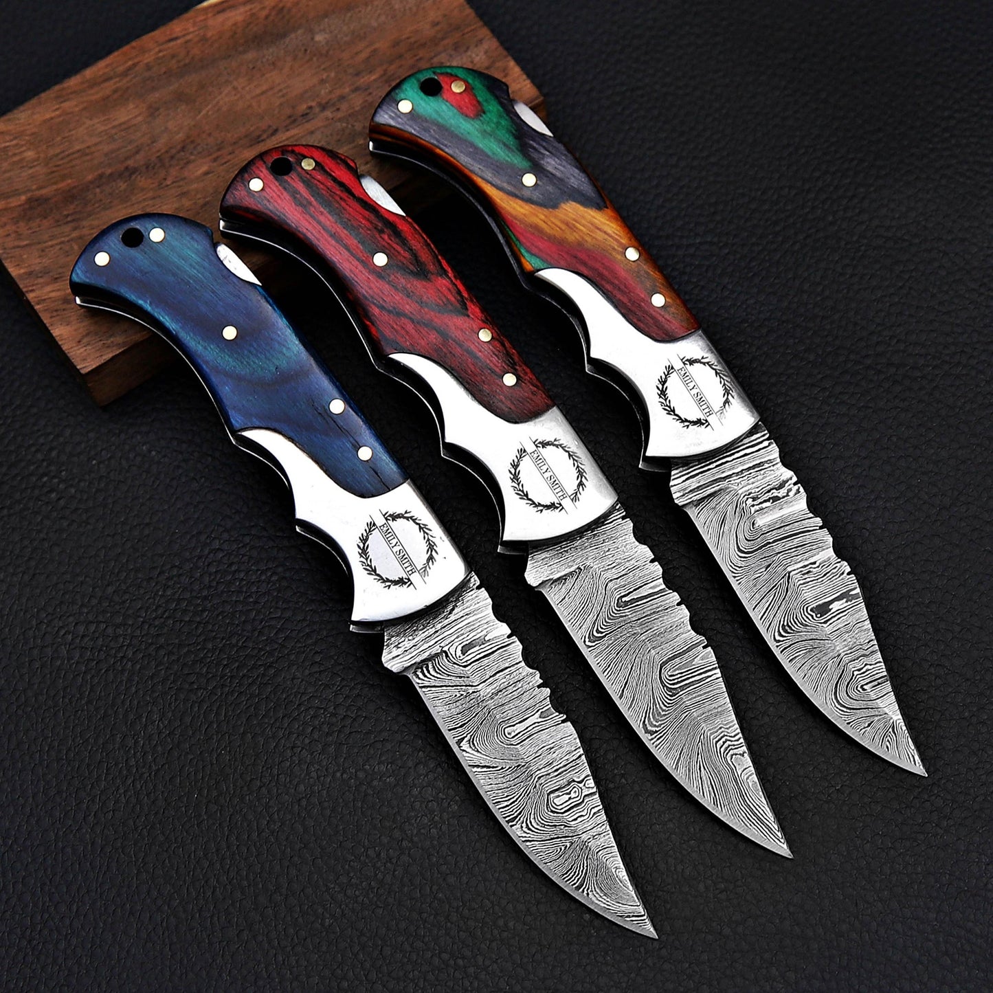 Personalized Damascus Folding Knife – Groomsmen Gift, Custom Pocket Knife with Leather Sheath, Handmade Gift for Him, Hunting Knives for Men
