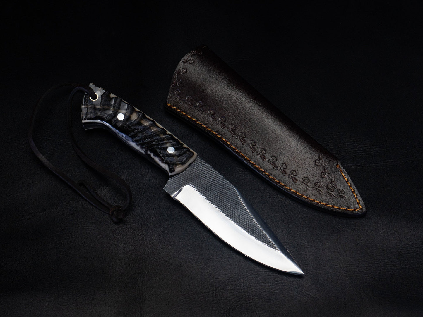 Bowie Knife High Carbon Steel Blade Sheep Horn Handle Full Tang Clip Point Hunting Knife Fixed Blade Leather Sheath Groomsmen Gift for Dad